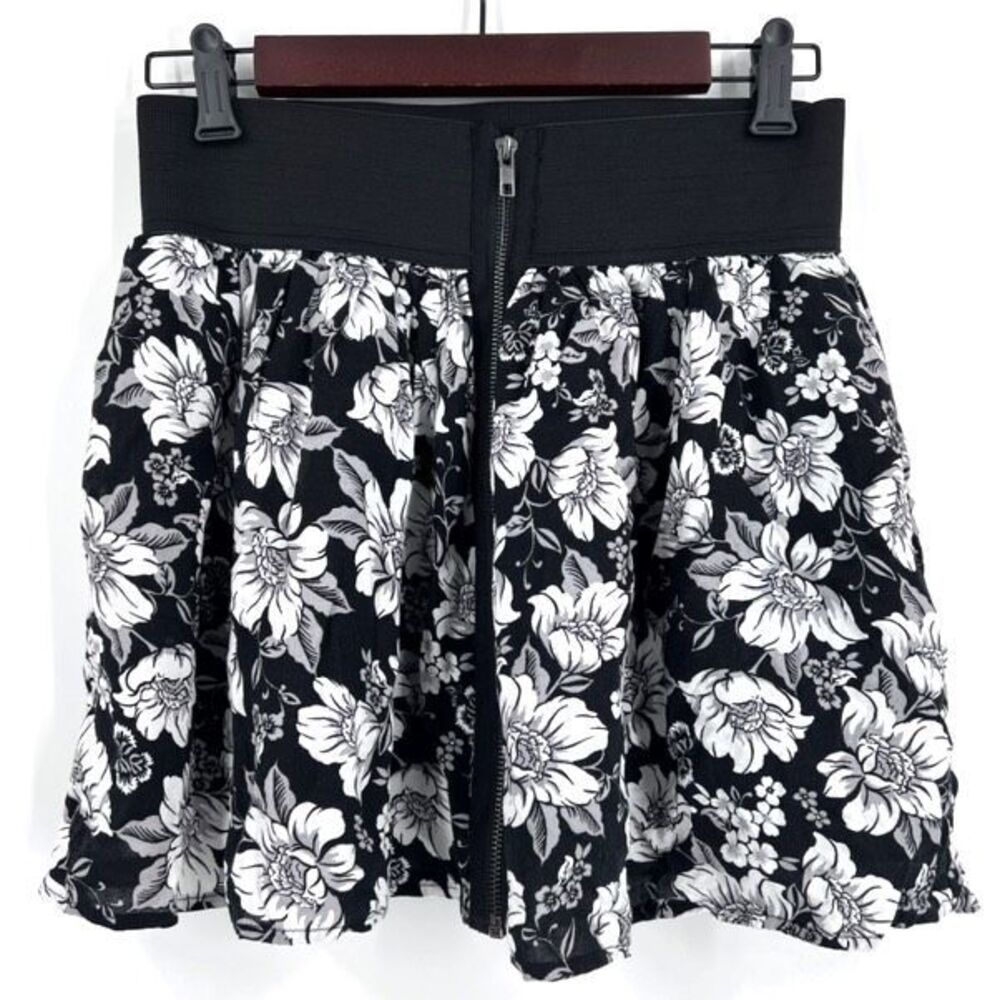 Material Girl Front Zip Floral Black‎ White Skirt size L Micro Mini romantic